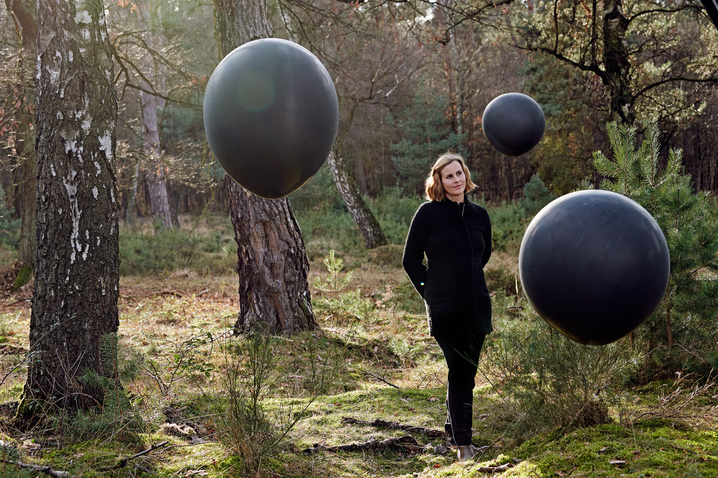 Frau mit schwarzen Ballons im Wald - Trauerrednerin